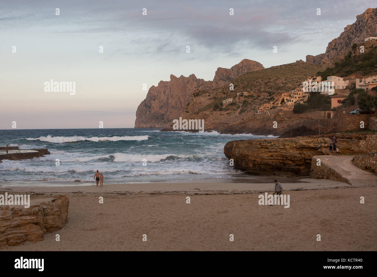 Mann sucht Metallobjekte im Sand mit Metalldetektor am Strand Cala Molins, Mallorca, Balearen, Spanien. Stockfoto