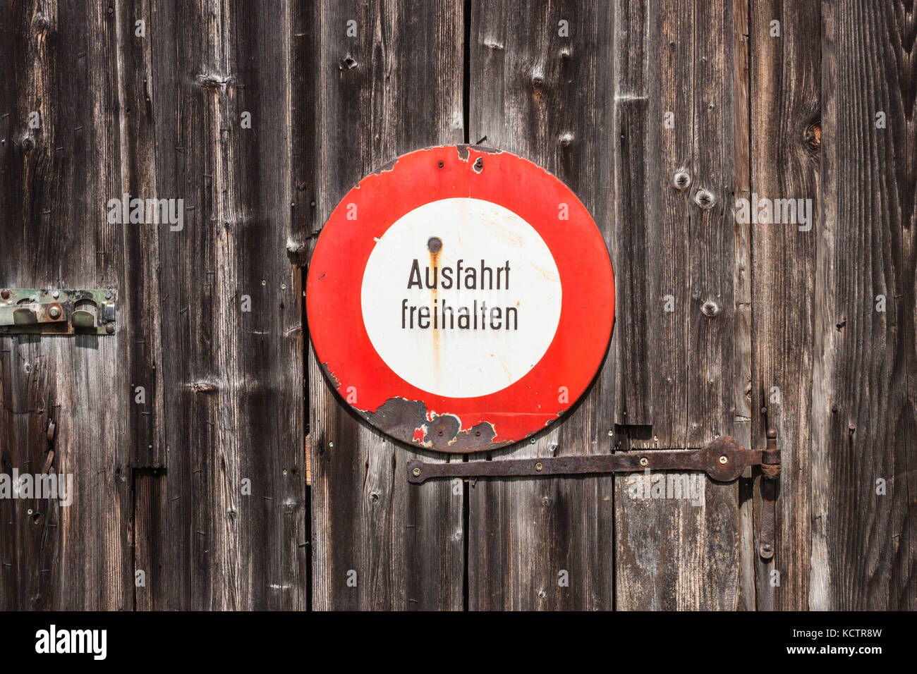 Verbotszeichen in Deutsch. Ausfahrt freihalten (halten Sie die Ausfahrt löschen). Altes Schild auf einer hölzernen Tür Stockfoto