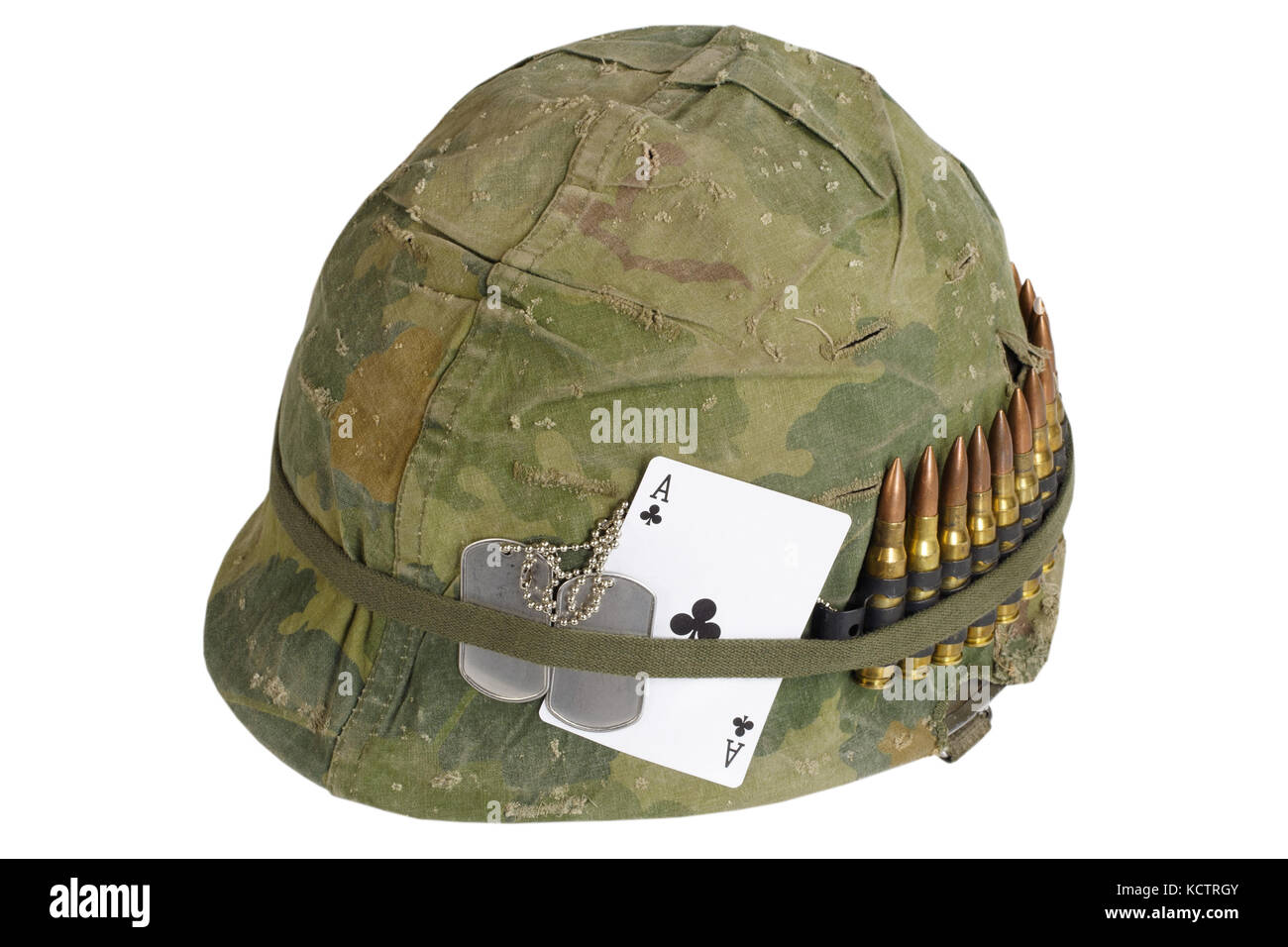 Us-Armee Helm Vietnam Krieg mit Camouflage Cover und Munition Riemen, Dog  Tag und Amulett - Ace of Clubs spielen Karte Stockfotografie - Alamy