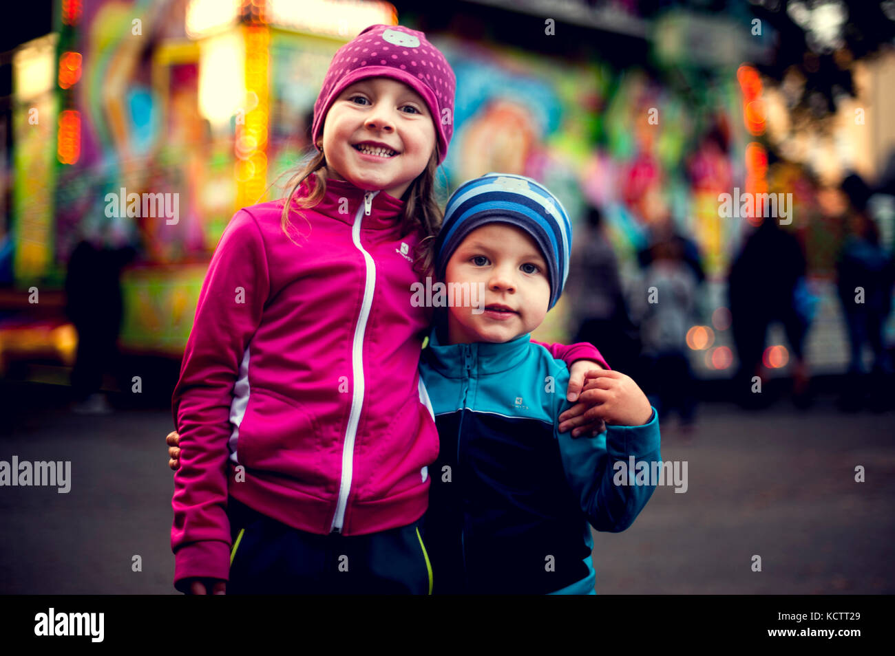 Geschwister genießen Abend Messe Stockfoto