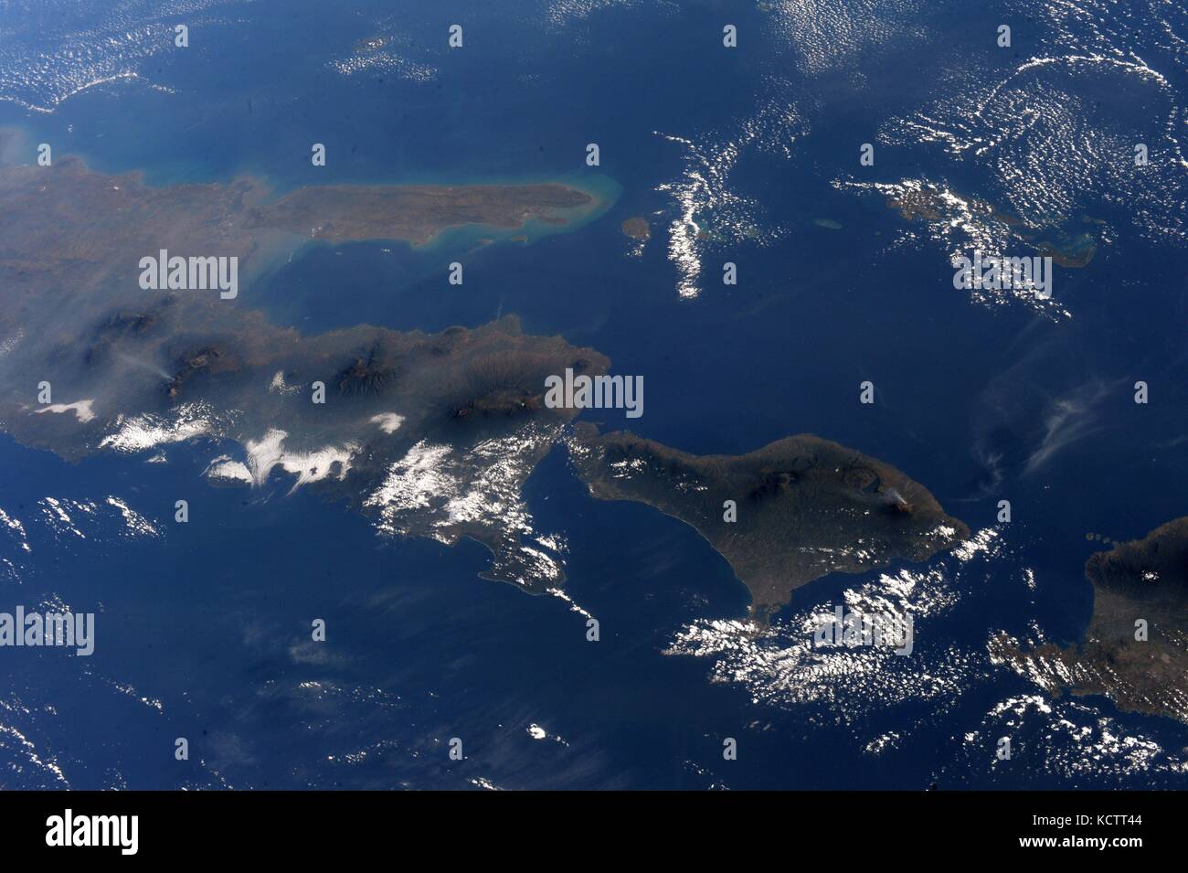 Blick von der Internationalen Raumstation von Bali Indonesien aus der Erdumlaufbahn. Stockfoto