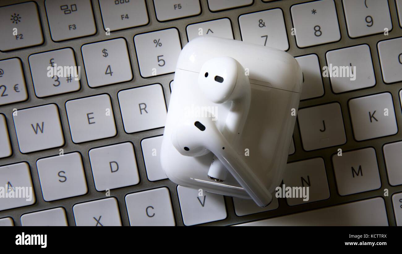 Apple AirPods und Tastatur Stockfoto