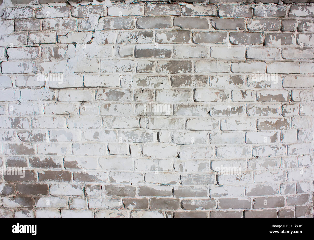 Outdoor weiße Wand eines alten Ziegel. rustikalen, alten, bemalten Textur, Hintergrund. Fassade des Hauses, einen Zaun Stockfoto