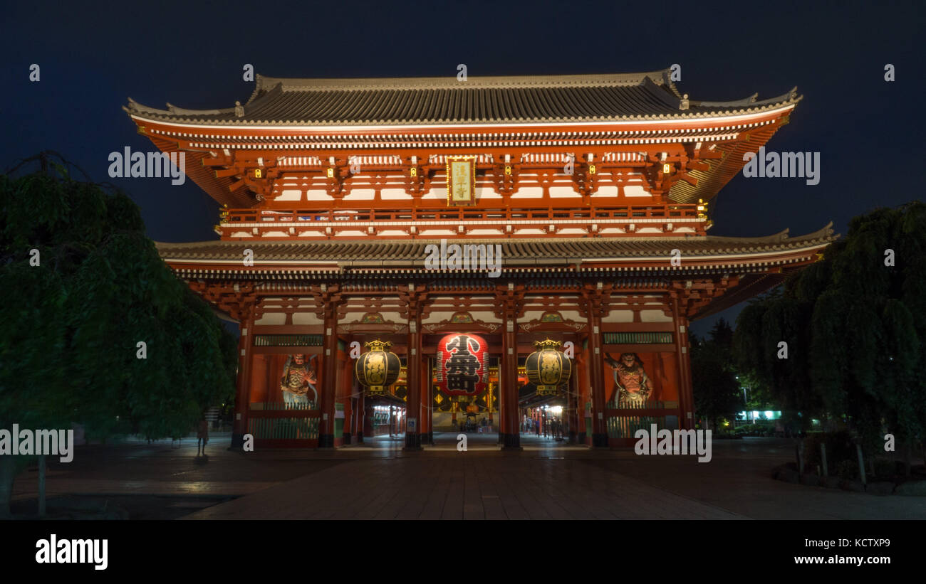 Hozomon Tempel Tor geschossen in der Nacht. von Tempel Leuchten, Langzeitbelichtung Unschärfe Besucher und Touristen. Schuß durch Sommer Bäumen gesäumt. Stockfoto