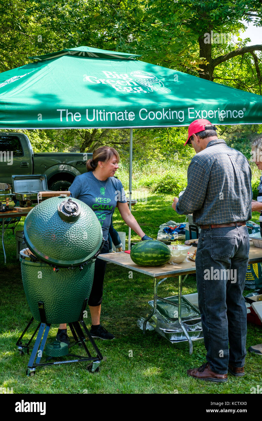 Big Green Egg Grill (pauschale Holzkohle Grill) Demonstration in Minnesota, Ontario, Kanada statt. Stockfoto
