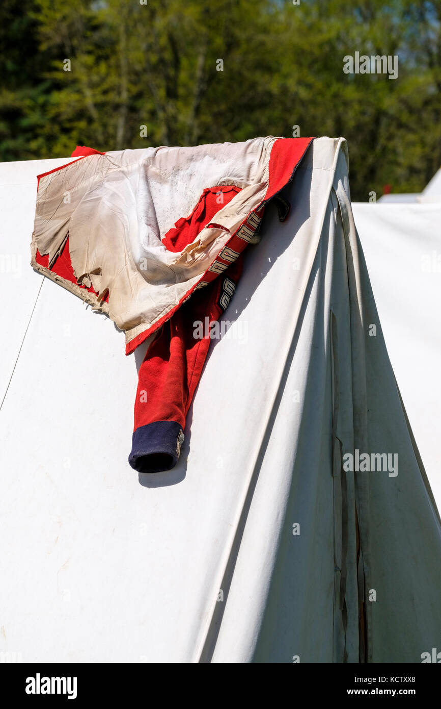 Schlacht von Longwoods, Anglo-amerikanische Krieg von 1812, British redcoat gleichmäßig über weissen Leinwand Zelt auf der Soldat Camp, Ohio, Ontario, Kanada. Stockfoto