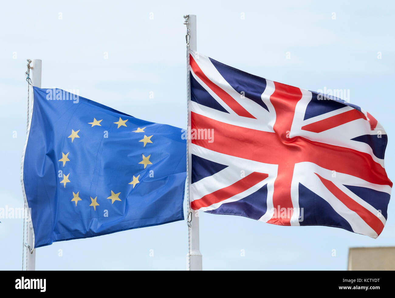 Die Europäische Union und die britische (Union Jack) Fahnen wehen, der Seite an Seite in Zypern. Stockfoto