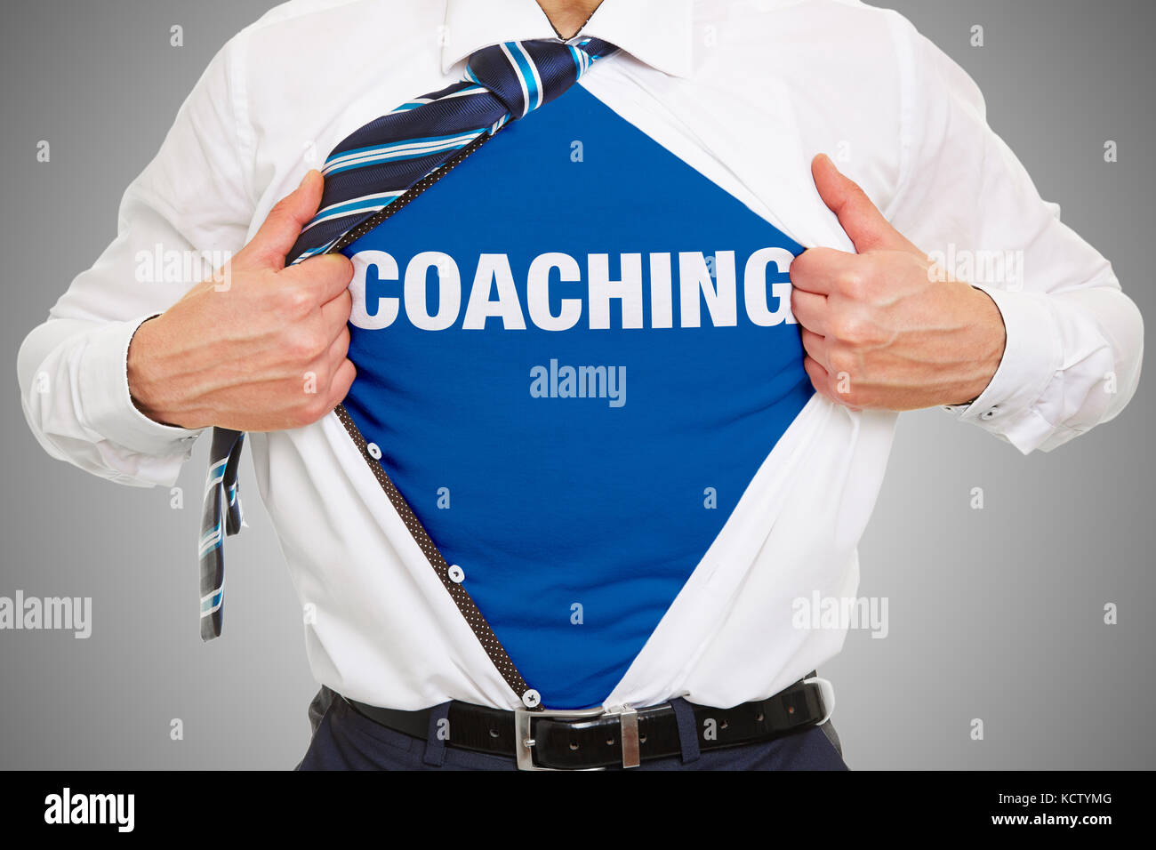 Der Mensch als Unternehmensberater mit Coaching Wort auf Hemd als Schulungskonzept Stockfoto