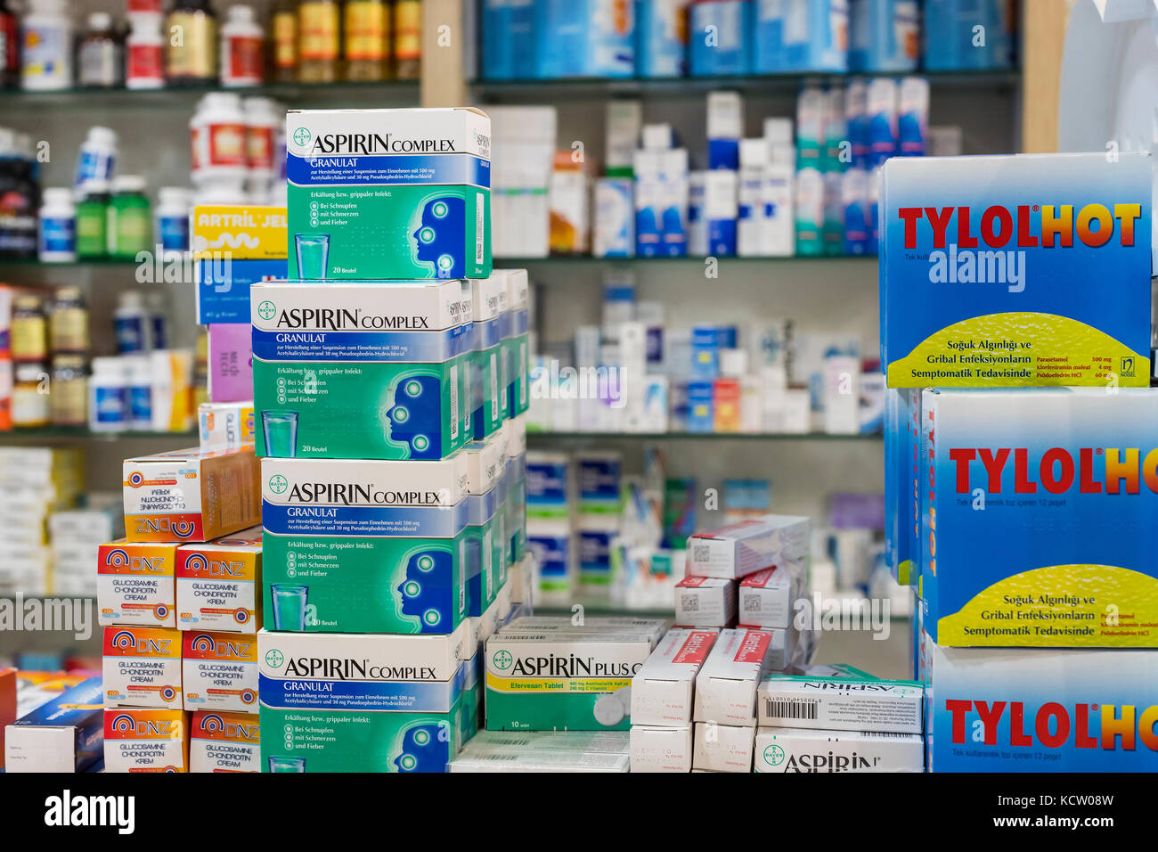 Side, Türkei - 4 Oktober, 2017: Apotheke Schränke mit Medikamenten und  Drogen Tabletten und Zusatzstoffe Stockfotografie - Alamy