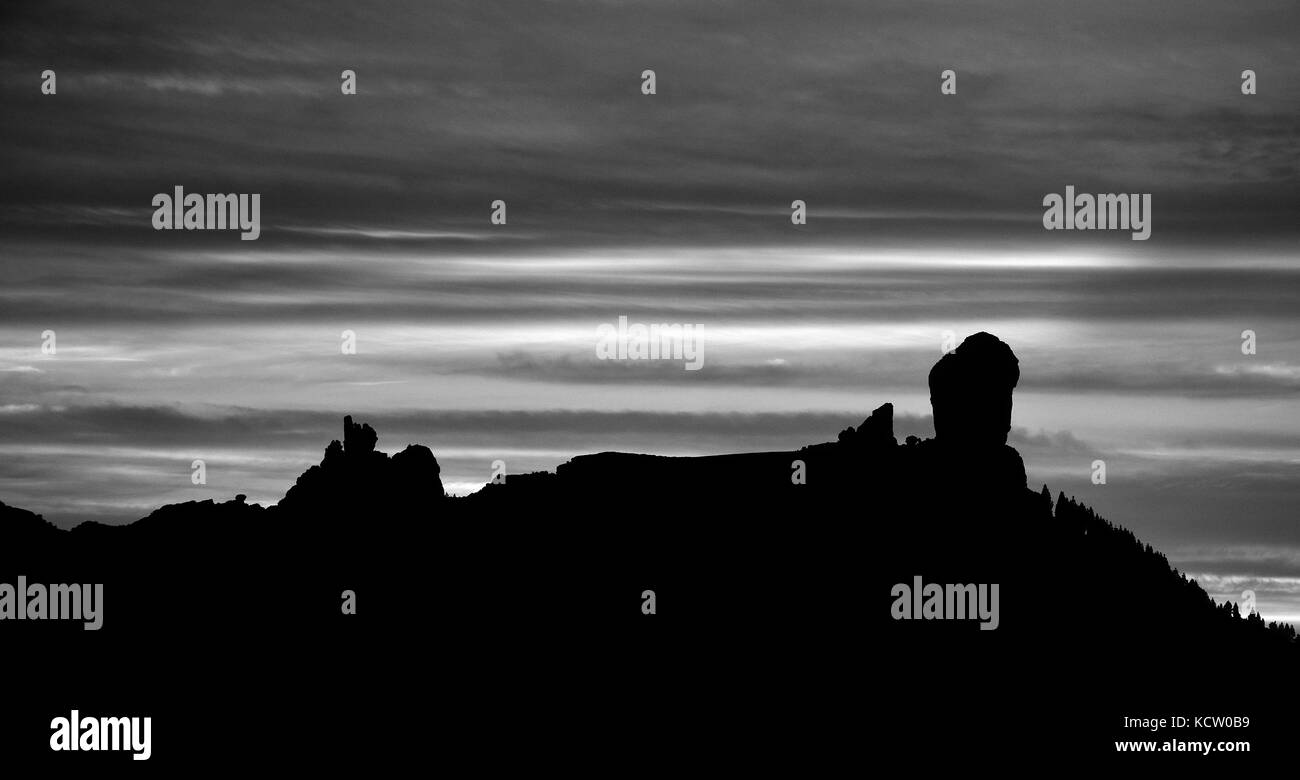 Roque Nublo Hintergrundbeleuchtung, monochrome Sonnenuntergang, Gran Canaria, Kanarische Inseln Stockfoto