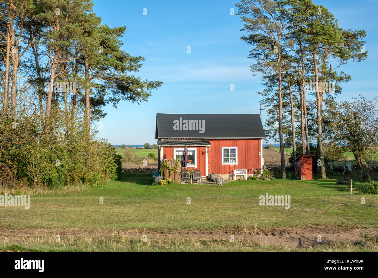 Traditionelles Haus in der landwirtschaftlichen Landschaft des südlichen Olandes in Schweden ist ein UNESCO-Weltkulturerbe aufgrund seiner Artenvielfalt Stockfoto