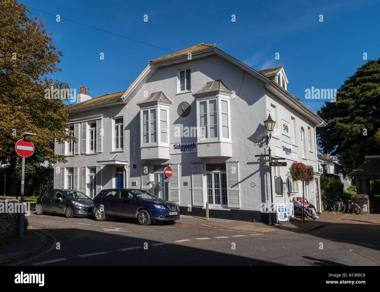 Sidmouth Museum, in der Hoffnung, Cottage, Church Street, mit dem Turm von St. Nikolaus und St. Giles Pfarrkirche hinter sich. Stockfoto