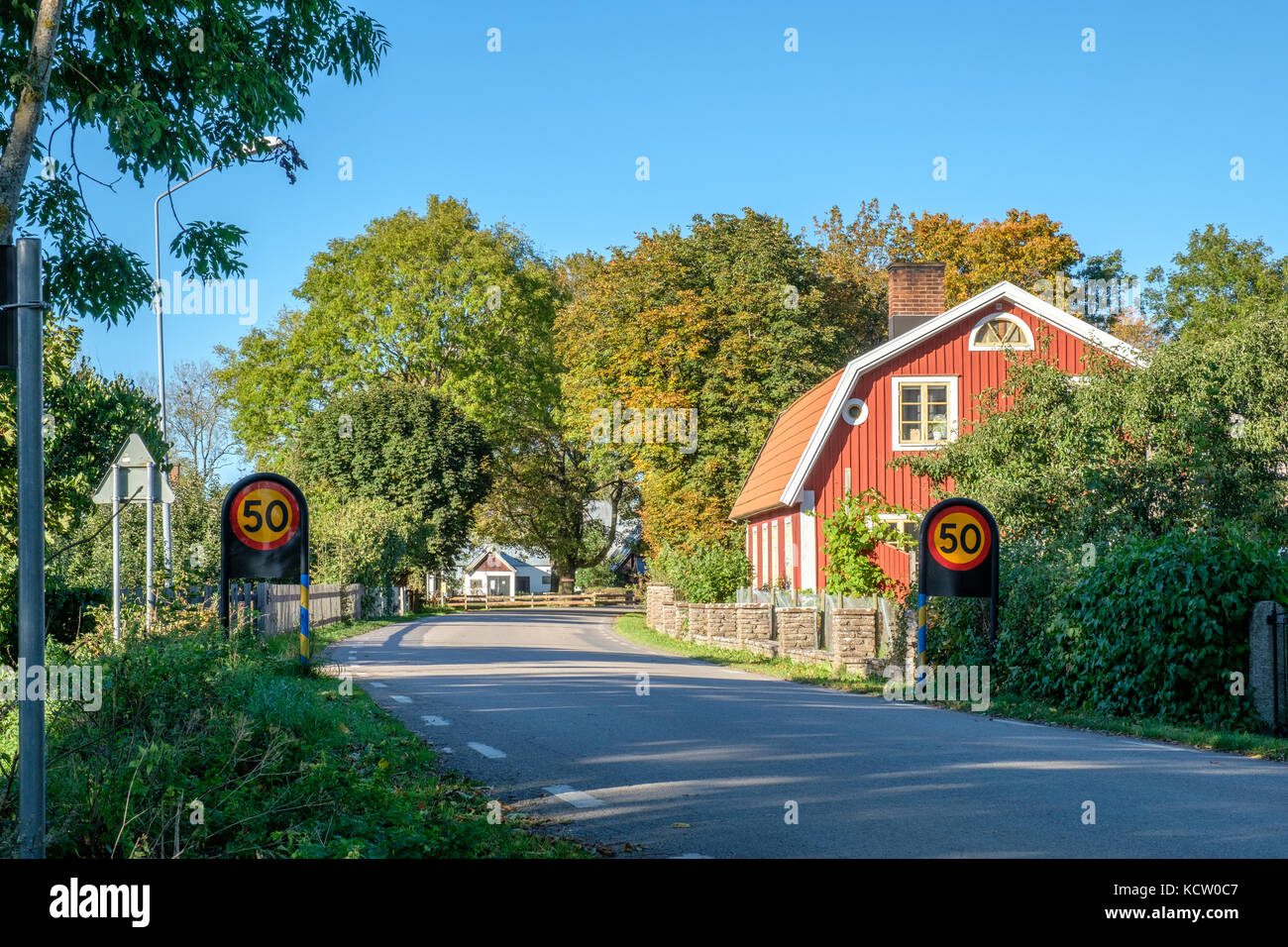 Landstraße auf der schwedischen Ostseeinsel Öland im Oktober 2017 Stockfoto