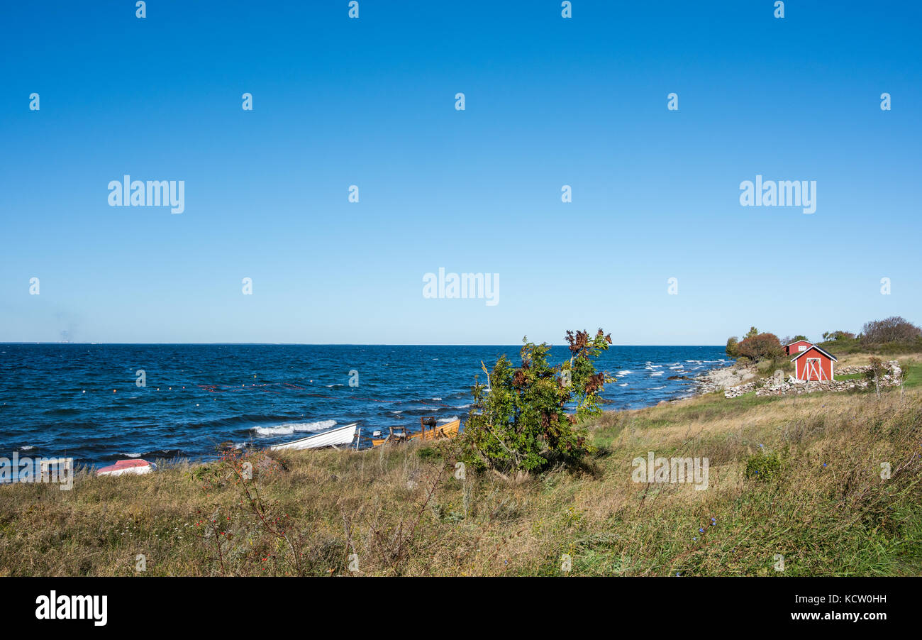 Djupvik an der Westküste der schwedischen Ostseeinsel Oland im Oktober 2017. Oland ist ein beliebtes Touristenziel in Schweden im Sommer. Stockfoto