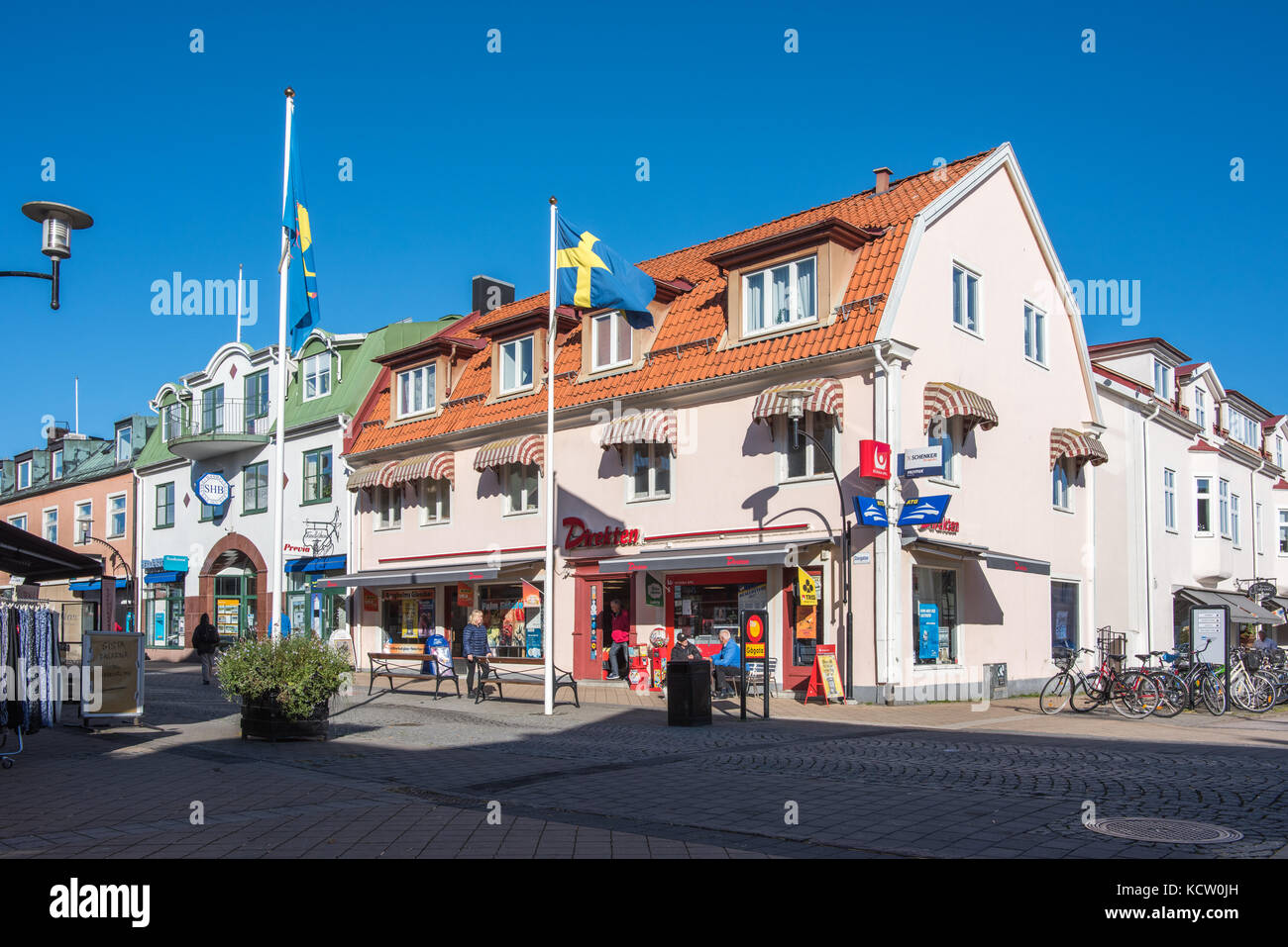 Die Hauptstraße in Borgholm auf der schwedischen Ostseeinsel Oland. Borgholm ist eine kleine Stadt mit 4500 Einwohnern und immer noch die größte Stadt in Oland Stockfoto
