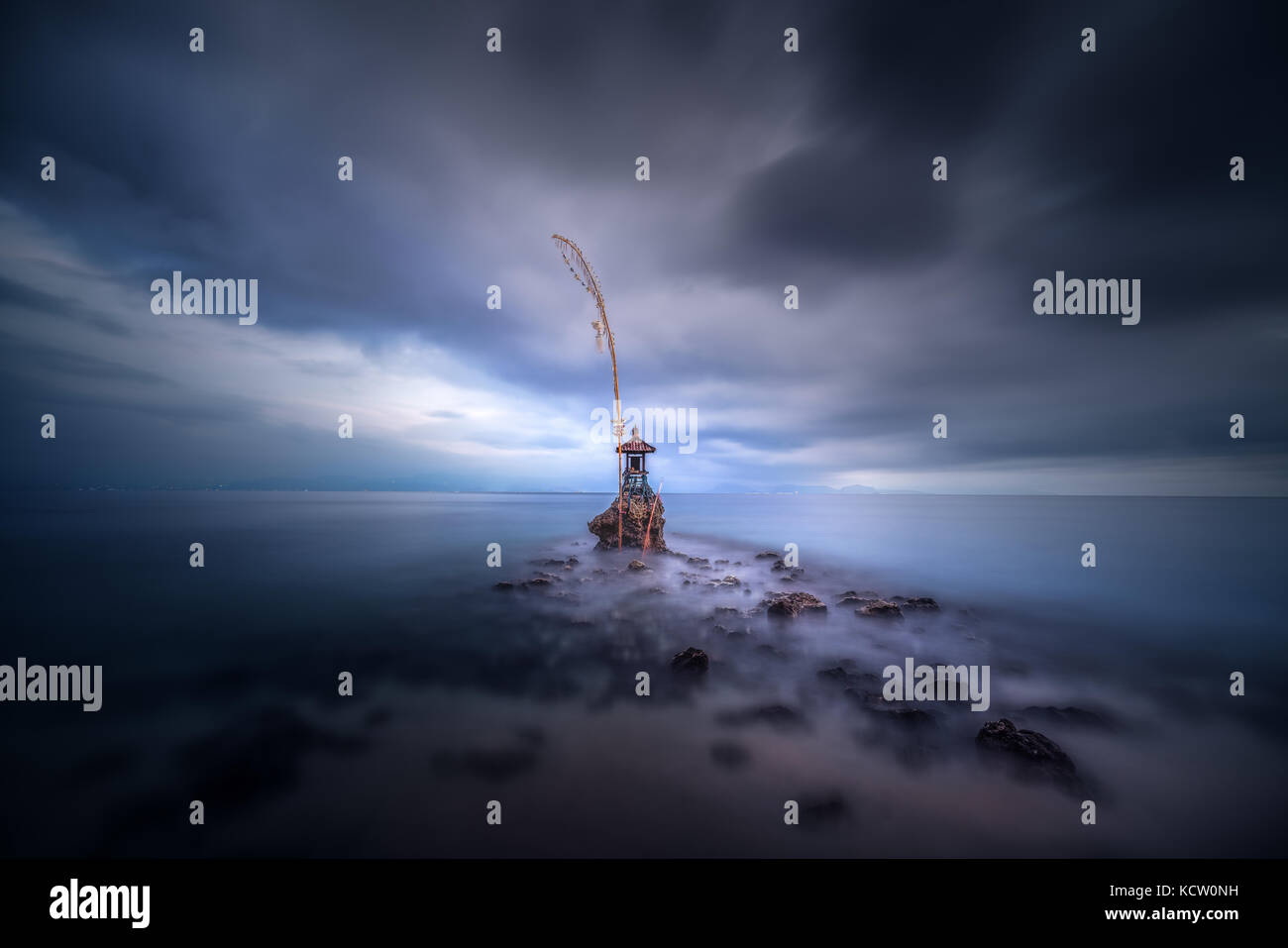 Die schöne Sekar Angkuh in Nusa Penida unter einem stürmischen Himmel in der Morgendämmerung. Sekar Angkuh ist eine einzigartige Hindu Sea Temple. Stockfoto