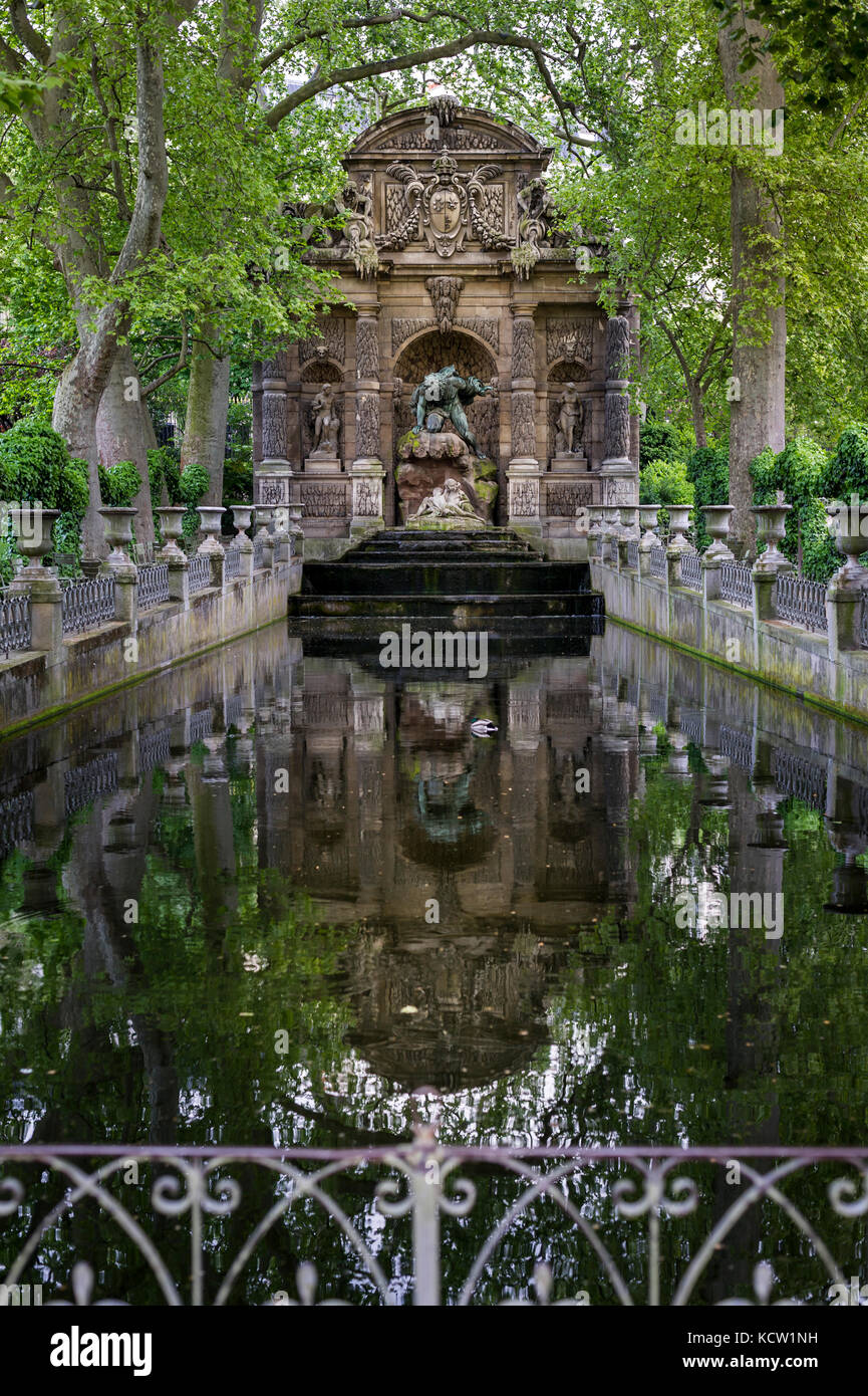 Die Medici-Brunnen (fr La Fontaine Médicis), ein monumentaler Brunnen im Jardin du Luxembourg im 6. Arrondissement in Paris. Stockfoto