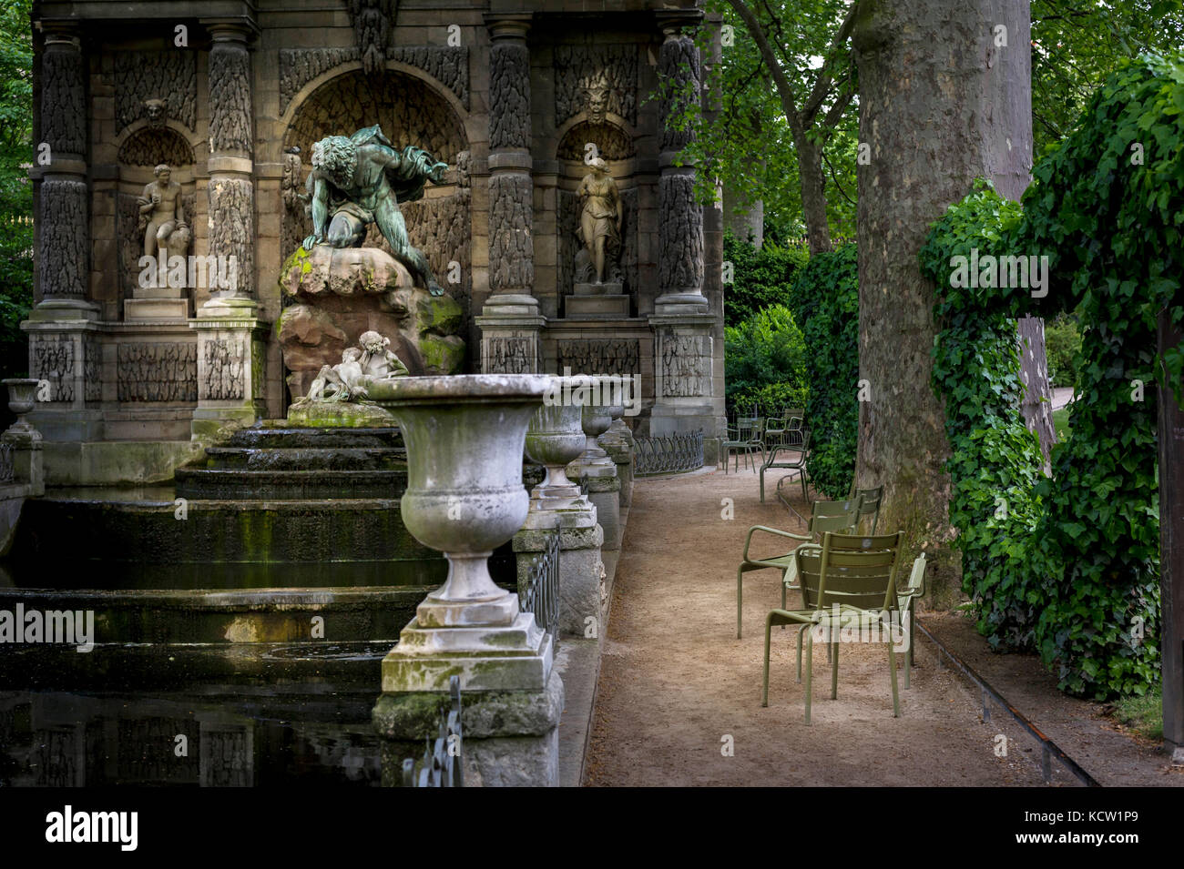 Die Medici Brunnen (fr La Fontaine Médicis), ein Monumentaler Brunnen im Jardin du Luxembourg in der 6. Arrondissement in Paris. Stockfoto