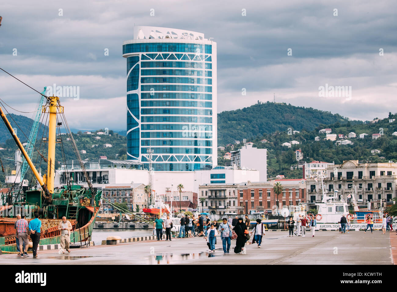 Batumi, Adjara, Georgien. Muslimische Familienmitglieder Spazieren Im Port Dock Am Sommerabend In Batumi, Adjara, Georgia Stockfoto