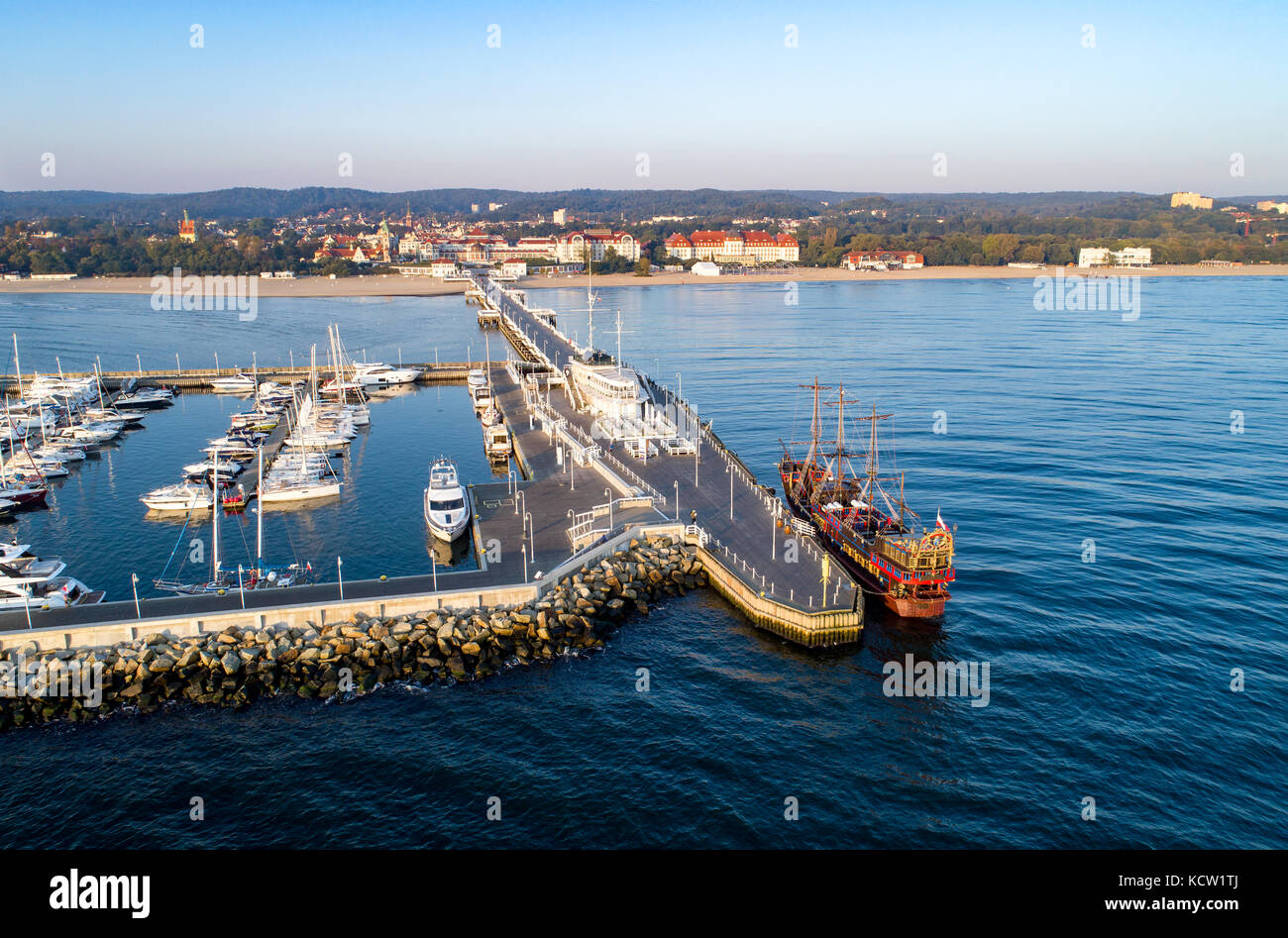 Sopot Resort in Polen. Hölzerne Seebrücke (Molo) mit Marina, Yachten, Pirate touristische Schiff, Strand, Ferienhäuser Infrastruktur. Luftaufnahme bei Sonnenaufgang Stockfoto