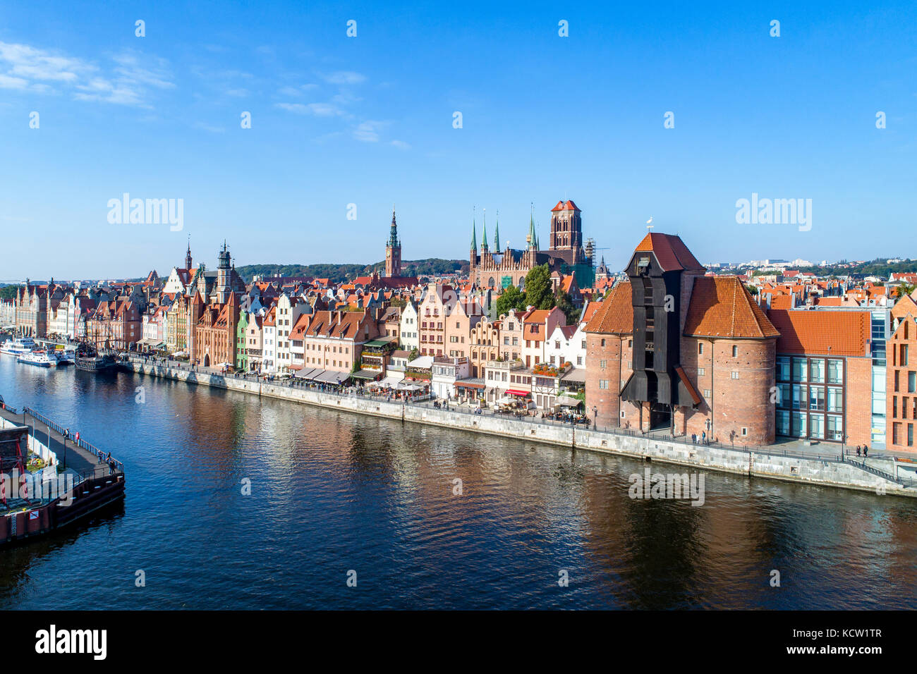 Der Danziger Altstadt Stadt in Polen mit dem ältesten mittelalterlichen Hafenkran (zuraw) in Europa, St. Maria Kirche, Rathaus turm und Fluss Mottlau. Luftaufnahme, Anfang Stockfoto