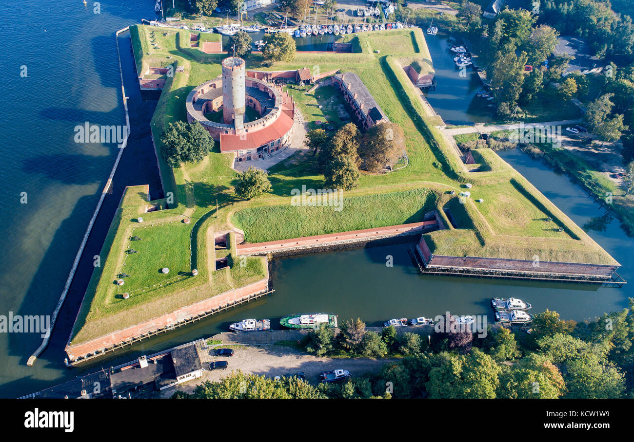 Mittelalterliche wisloujscie Festung mit alten Leuchtturm Turm im Hafen von Danzig, Polen ein einzigartiges Denkmal der Festungsanlage funktioniert. Luftaufnahme Stockfoto
