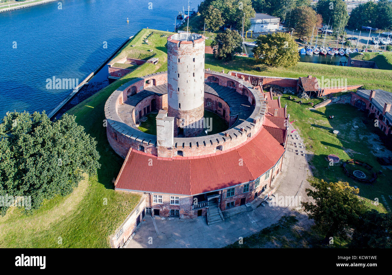 Mittelalterliche wisloujscie Festung mit alten Leuchtturm Turm im Hafen von Danzig, Polen ein einzigartiges Denkmal der Festungsanlage funktioniert. Luftaufnahme Stockfoto
