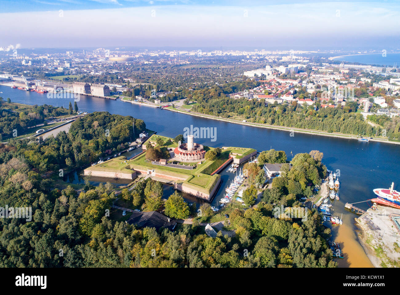 Mittelalterliche wisloujscie Festung mit alten Leuchtturm Turm im Hafen von Danzig, Polen ein einzigartiges Denkmal der Festungsanlage funktioniert. Luftaufnahme Stockfoto