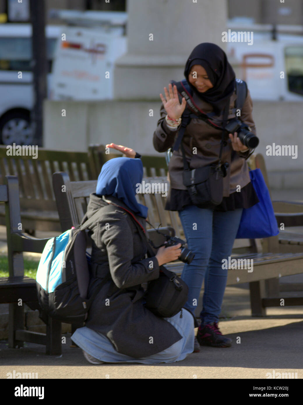George Square Glasgow Touristen asiatischen Mädchen Kopftuch Schal hoch fünf Stockfoto
