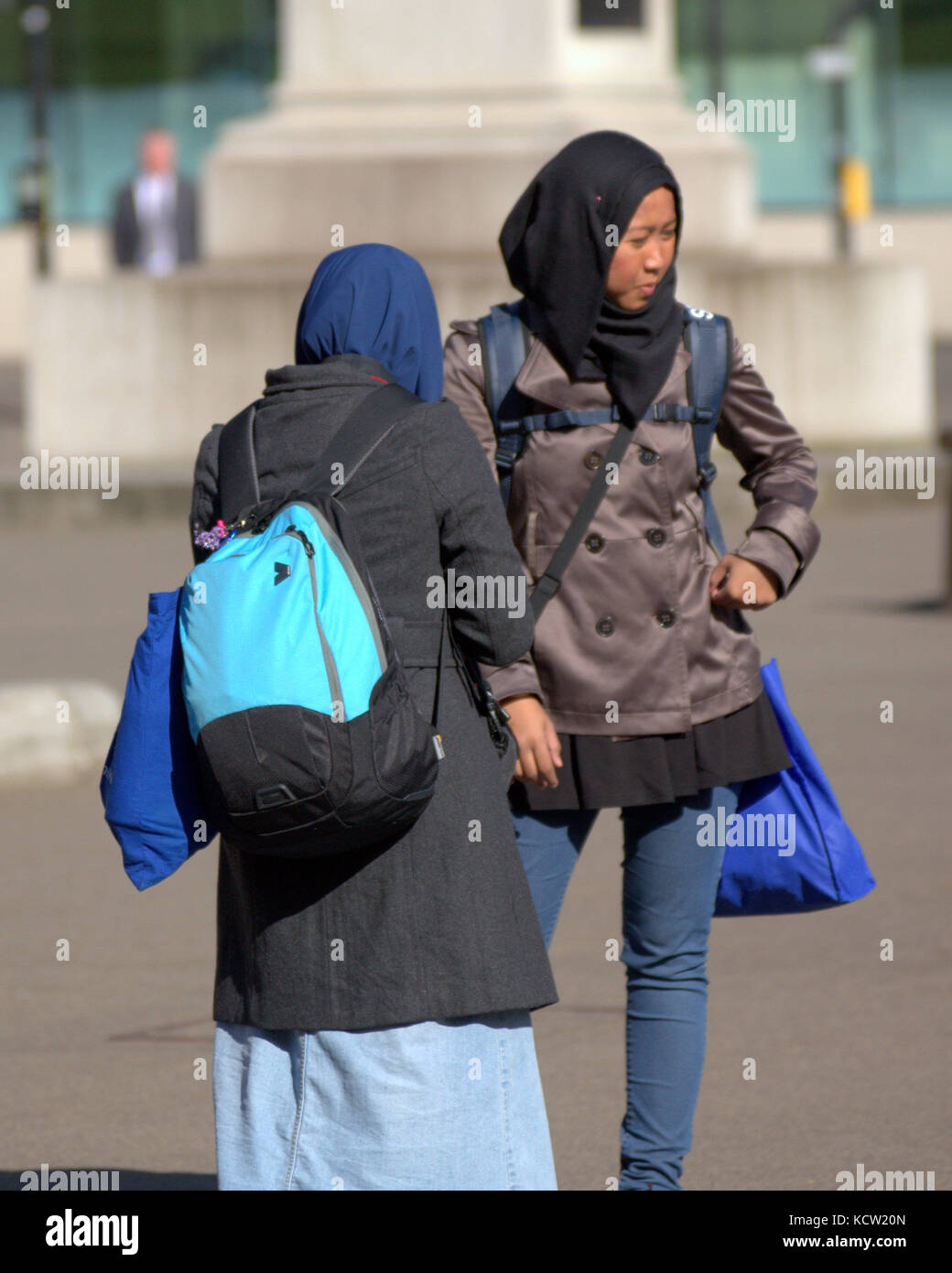 George Square Glasgow Touristen Asiatische Mädchen Hijab Schal Stockfoto