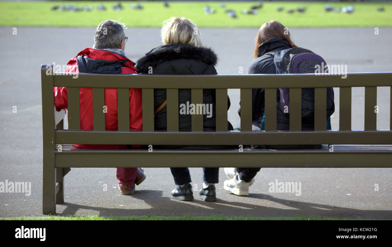 Sitzung om eine Bank beobachten das Leben gehen von Touristen George Square Glasgow Stockfoto