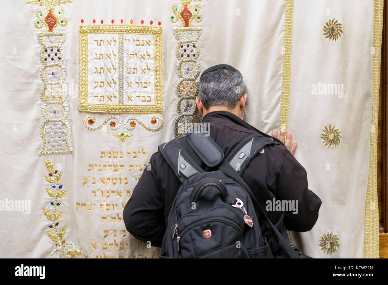 Ein anonymer Jüdischen Mann vor der Heiligen lade, wo Torahs in einer Synagoge in Brooklyn, New York gehalten werden, zu beten. Stockfoto