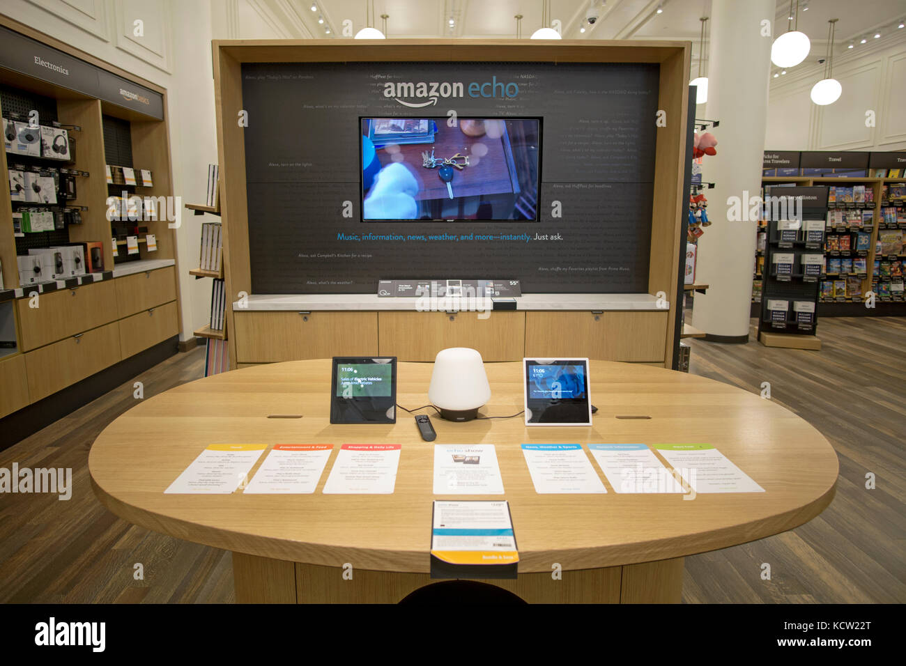 Die Amazon Echo Anzeige an das kürzlich eröffnete Amazon Book Store auf W. 34th Street in Manhattan, eine seltene Amazon Brick & Mortar store. Stockfoto