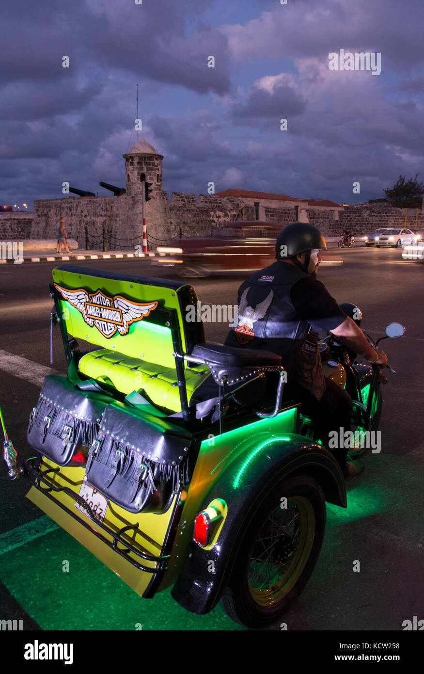 Ungewöhnliche neue Motorrad am Malecon, Havanna, Kuba Stockfoto