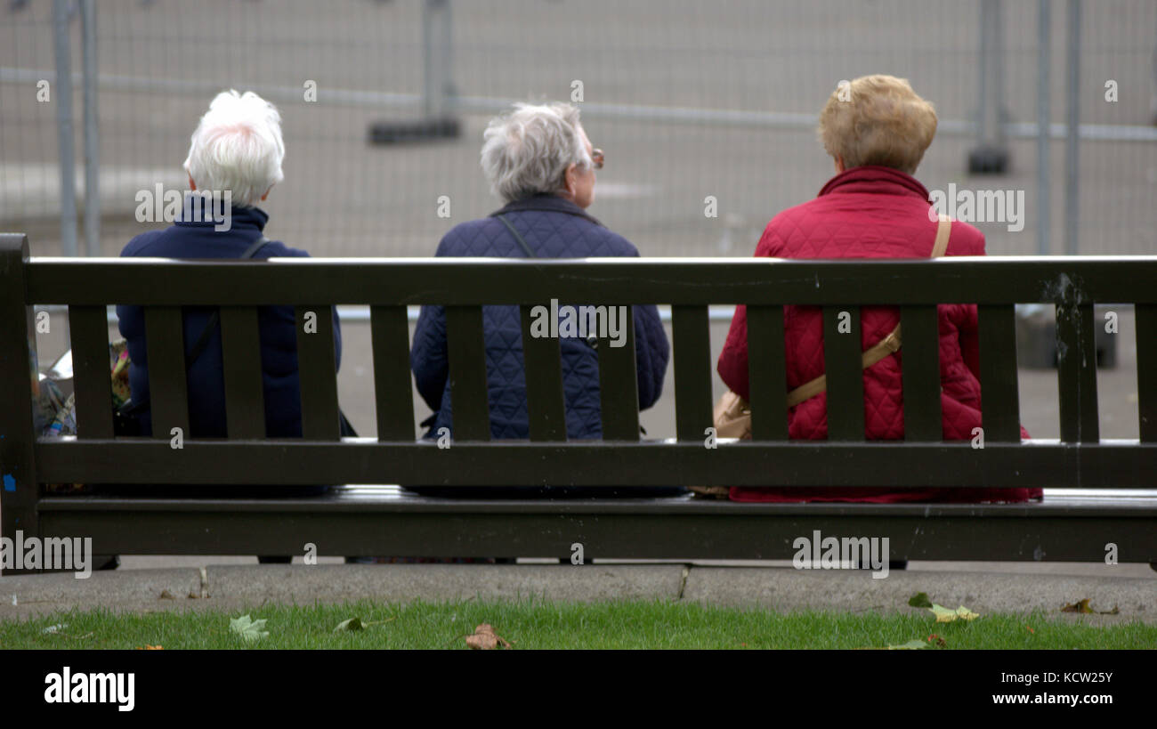 Sitzung om eine Bank beobachten das Leben gehen von Touristen George Square Glasgow Stockfoto