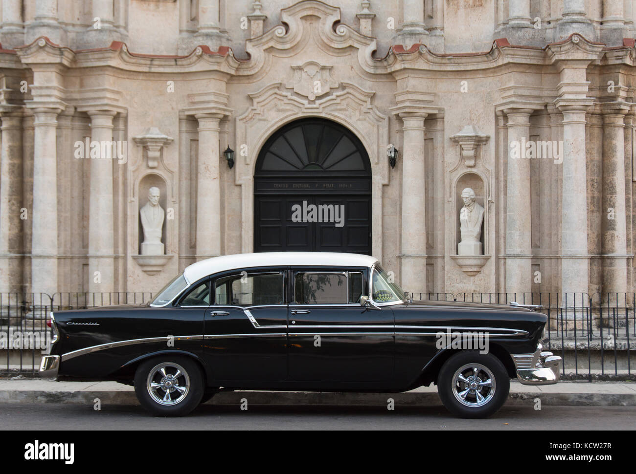Klassische amerikanische Autos, Chevrolet, Centro Cultural, Habana Vieja, die Altstadt von Havanna, Kuba Stockfoto
