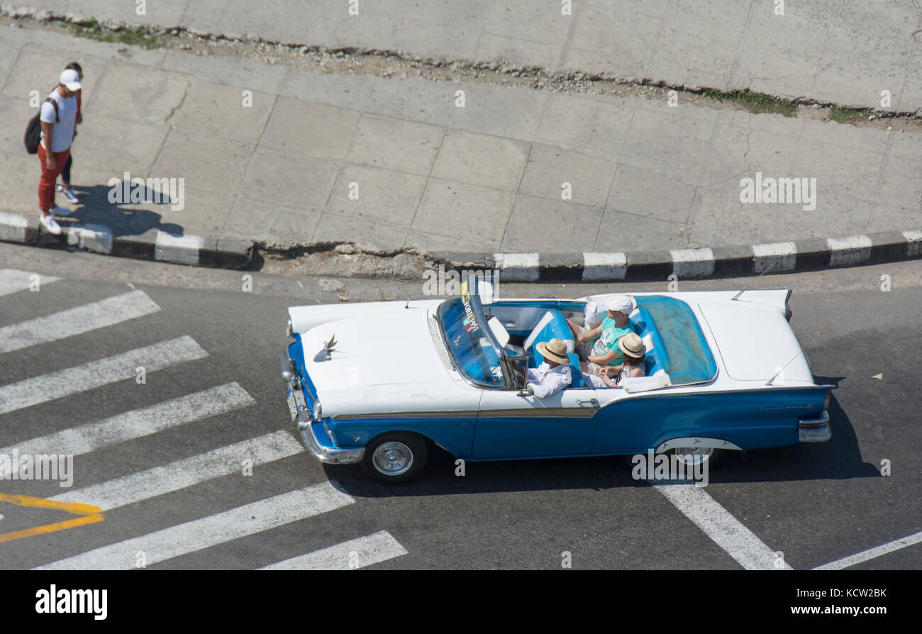 Erhöhten Blick auf Klassische amerikanische Autos, Havanna, Kuba Stockfoto