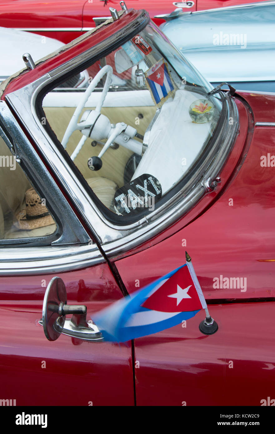 Classic American Auto mit kubanischen Flagge, Havanna, Kuba Stockfoto
