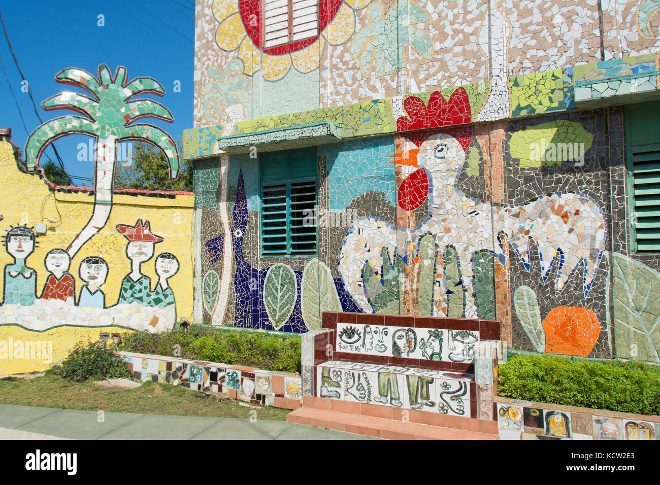 Fusterlandia, Jaimanitas, Havanna, Kuba. Eine Schaffung von Jose Fuster, ein kubanischer Künstler, Maler und Bildhauer, die das Projekt ist sein Haus und Häuser seines Nächsten zu renovieren Stockfoto