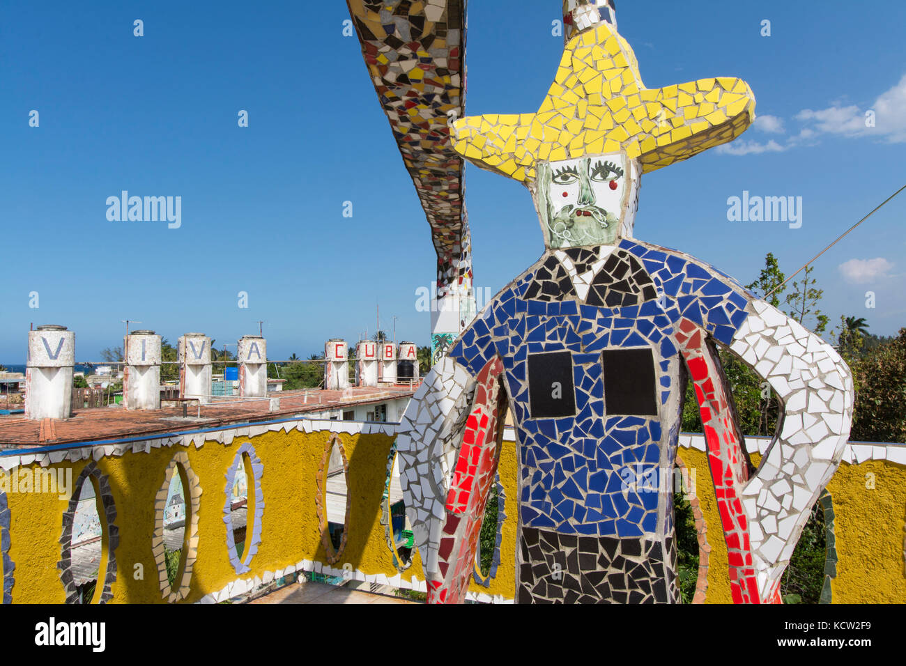 Viva Cuba, Fusterlandia, Jaimanitas, Havanna, Kuba. Eine Schaffung von Jose Fuster, ein kubanischer Künstler, Maler und Bildhauer, die das Projekt ist sein Haus und Häuser seines Nächsten zu renovieren Stockfoto