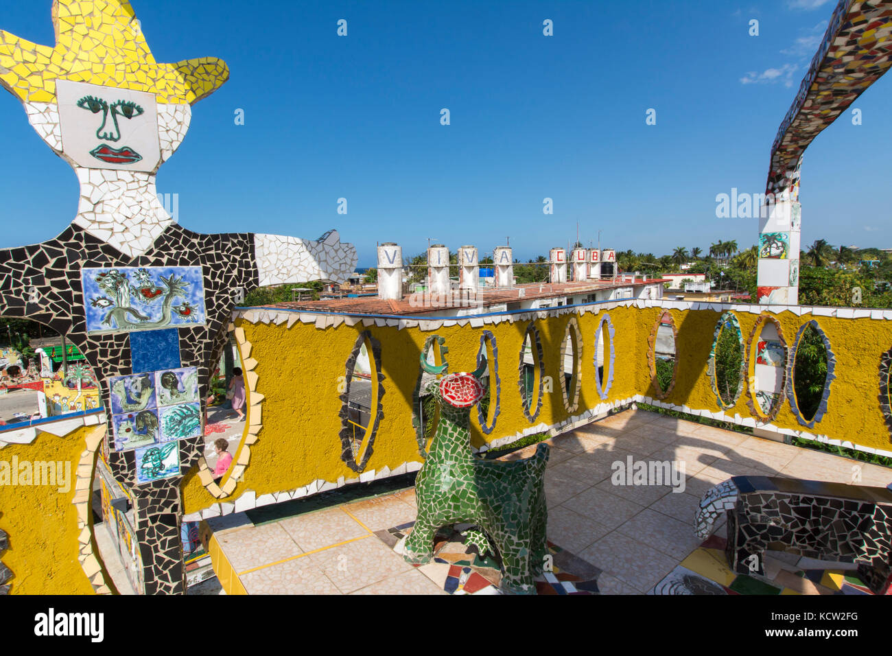 Viva Cuba, Fusterlandia, Jaimanitas, Havanna, Kuba. Eine Schaffung von Jose Fuster, ein kubanischer Künstler, Maler und Bildhauer, die das Projekt ist sein Haus und Häuser seines Nächsten zu renovieren Stockfoto