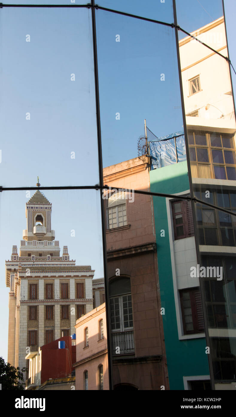 Reflexionen in ein Glas verkleideten Gebäude von Bacardi Gebäude, Edificio Bacardi, ein Art Deco Gebäude in Havanna, Kuba Stockfoto