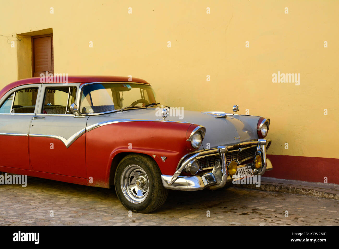 Alten Chevrolet und gelbe Wand, Trinidad, Kuba Stockfoto