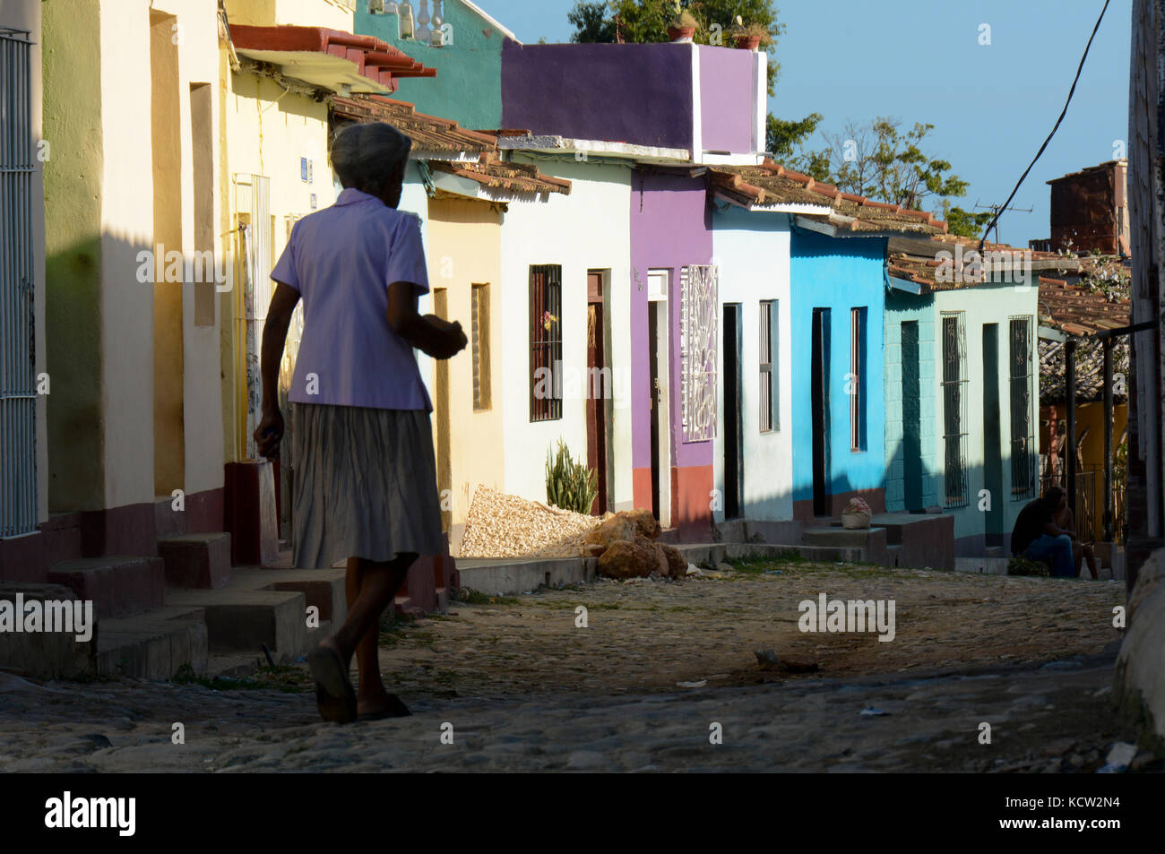 Ältere Frau Wanderungen durch die bunten Fassaden, Trinidad, Kuba Stockfoto