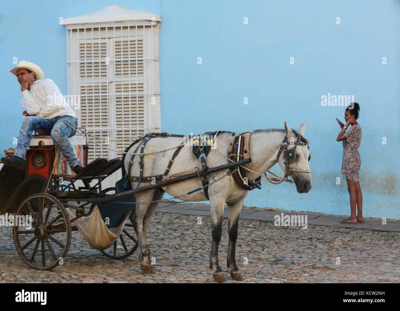 Pferd und Wagen Fahrer und Frau auf Handy, Trinidad, Kuba Stockfoto