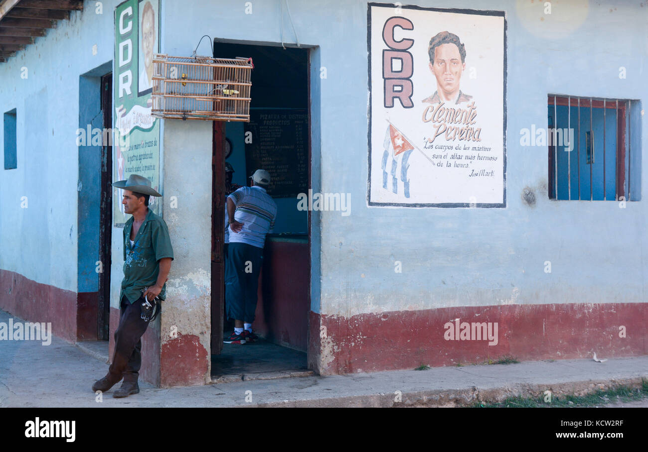Einheimischer Cowboy und Bar, mit politischem Slogan, Trinidad, Kuba Stockfoto