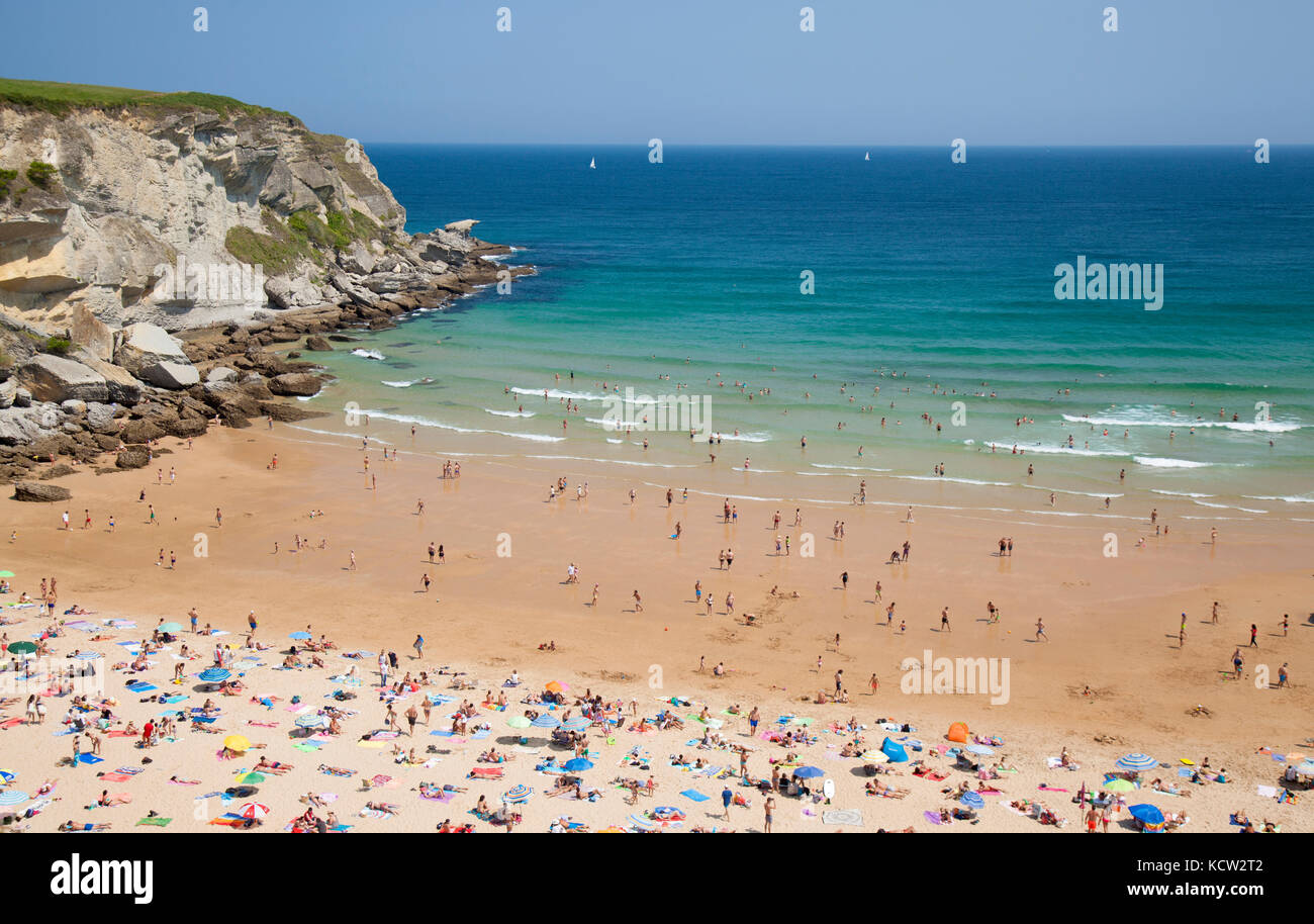 Santander, Spanien - 14. August: Einheimische, Touristen und heißen August Wetter am Strand Playa de matalenas, 14. August 2017 in Santander, Kantabrien, spai Stockfoto