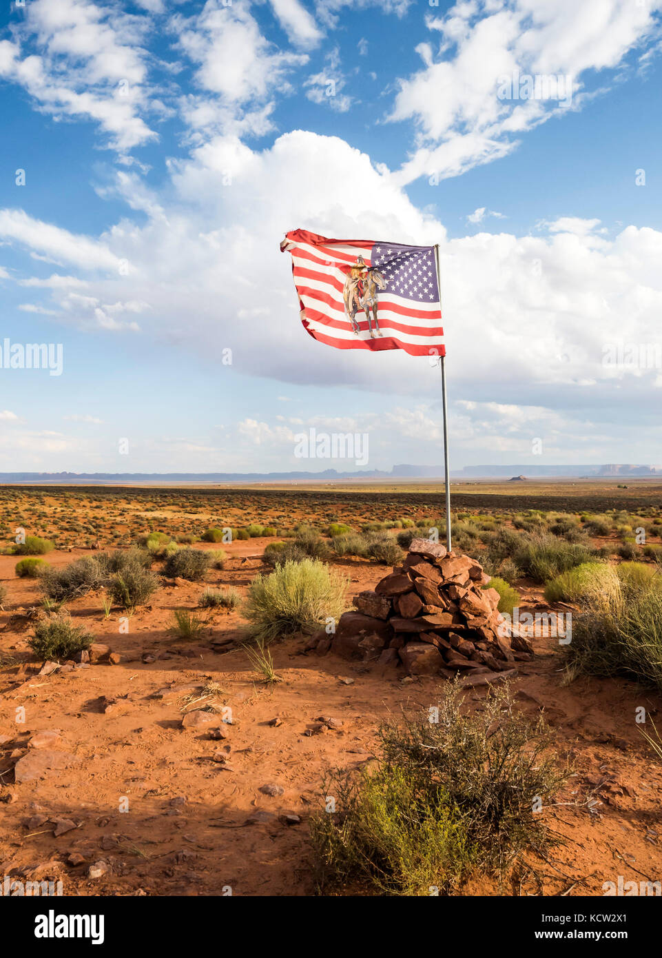 Navajo amerikanische Flagge - Monument Valley scenic Panorama auf der Straße - Arizona, AZ, USA Stockfoto