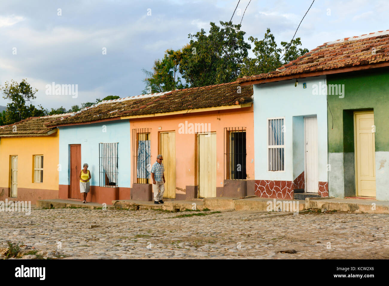Mann und Frau, Spaziergang, vorbei an einer Reihe von bunten Häusern, Trinidad, Kuba Stockfoto
