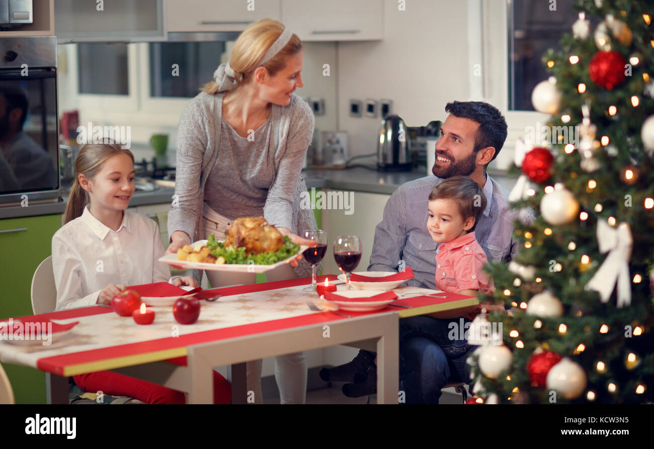 Happy Family Christmas Dinner zusammen Stockfoto